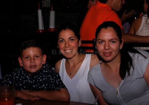 Santiago, Pamela y Regina