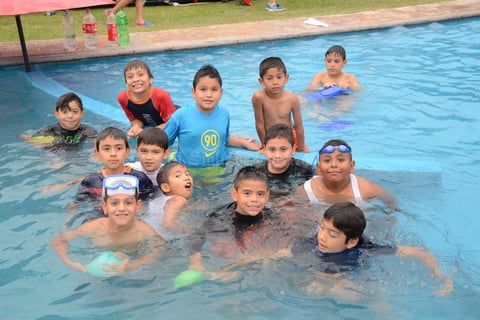 Con sus amigos