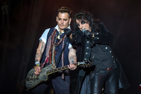 En la banda de Johnny Depp comparte créditos con Alice Cooper.