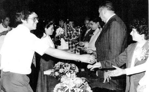 29052016 Nina Campos y Dora Luz RÃ­os en una fiesta escolar en el Colegio Mijares en 1959.