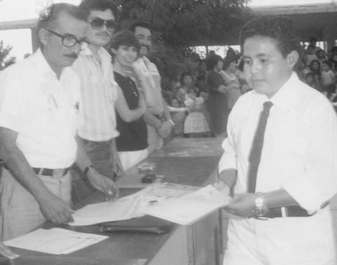 29052016 Sr. Melchor  Carrillo Contreras  y Srita. Delfina RodrÃ­guez MuÃ±oz (f), partiendo el pastel el 18 de abril de 1955.