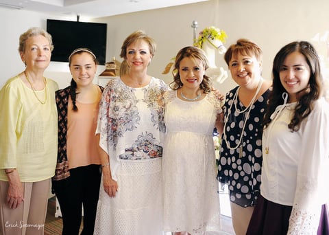 18052016 EN RECIENTE FESTEJO.  Paty, Anilú, Cecy, Anna y Anaví con Lorena.