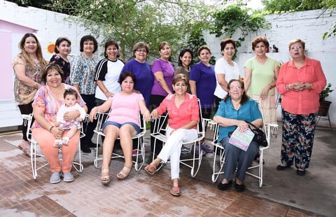 22052016 MUCHAS FELICIDADES.  Silvia R. García Frayre acompañada de sus amigas Coquis, Lucía, Conchita, Juanis, Lety, Chayito, Eva, Susy, Mirna, Chely, Lupita, Ana María y Diana en su fiesta de cumpleaños.
