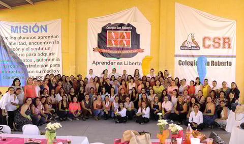 22052016 AMENA CELEBRACIóN.  Madres de familia del Colegio San Roberto en el festejo que se les organizó con motivo del 10 de mayo y en el que se la pasaron de lo mejor.
