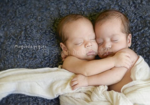 01052016 Ivonne y Luis Armando son los orgullosos padres de los pequeños Luis Armando y Antonio Pineda Varela, en una bonita sesión de fotos.- Maqueda Peques