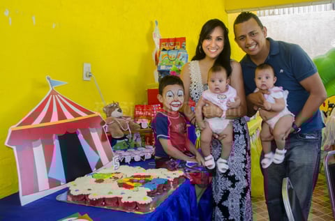 08052016 MUCHAS FELICIDADES.  Alonso Aguirre y su esposa Alondra Ibarra festejando el cumpleaños de su hijo, Damián, en compañía de sus hermanas, Bárbara y Victoria.