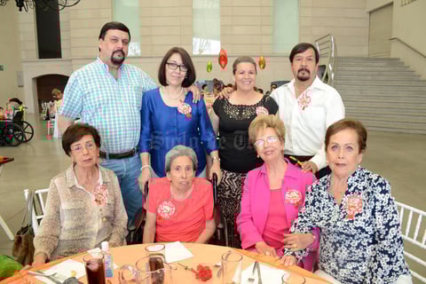 26052016 Carmelita Máynez con su familia.
