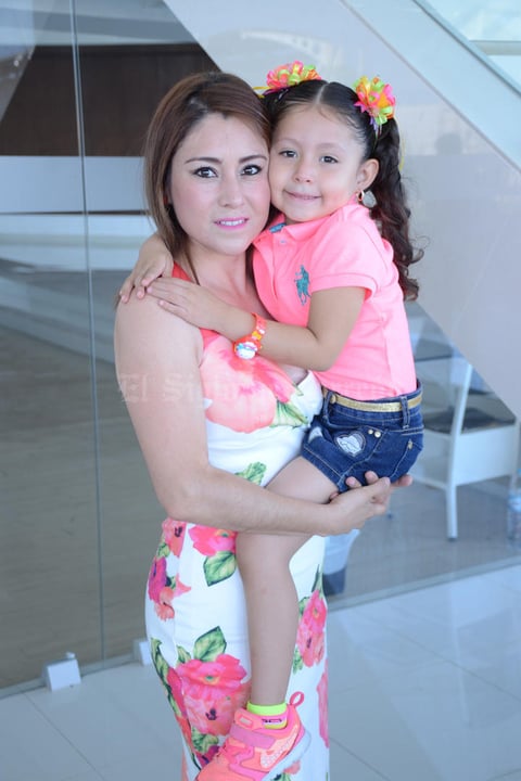 21052016 EN EVENTO ESCOLAR.  Esmeralda y Ximena.