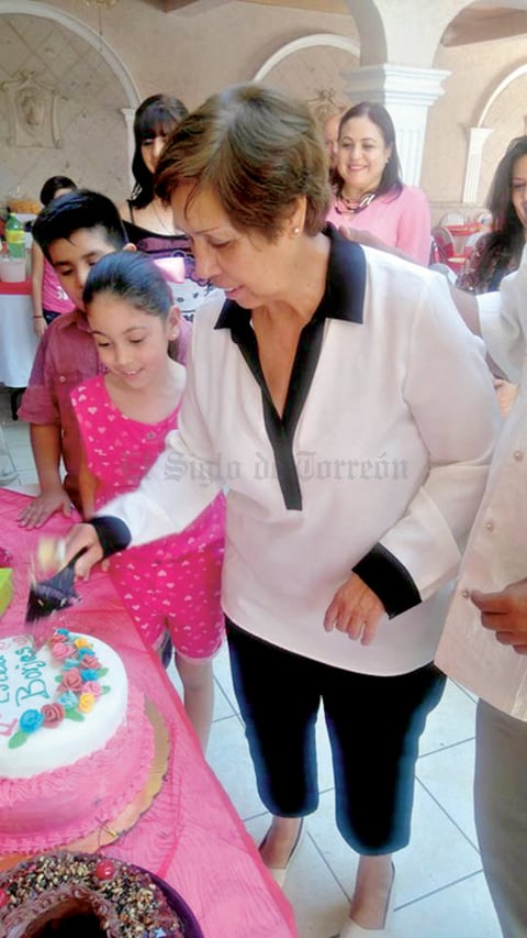 10052016 La festejada lució muy contenta con su fiesta sorpresa.