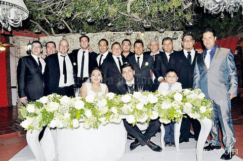 15052016 Los bestman fueron amigos y familiares del novio.