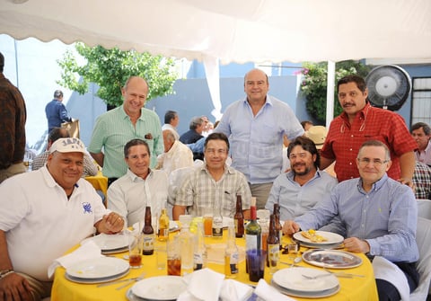 29052016 EN UN CUMPLEAñOS.  Mundo, Javier, Chuy, Miguel, Chuy, Lalo, Jesús y Jaime.