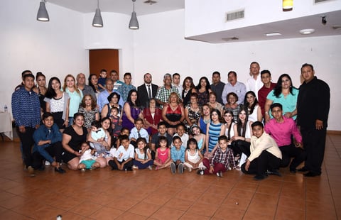 22052016 FELIZ CUMPLEAñOS.  Esperanza Flores viuda de Guerrero acompañada de sus hijos, nietos y demás familiares en la fiesta que se le organizó por su cumpleaños número 93.