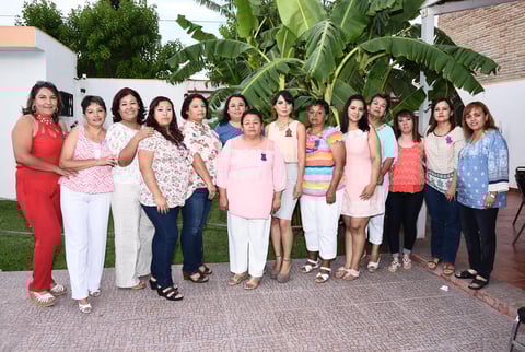 29052016 SE CASARá EN BREVE.  Araceli Sandoval Palacios en compañía de algunas de las invitadas a su prenupcial.