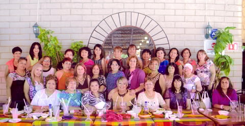 22052016 FESTEJO.  La maestra Maleny Perales con su grupo de Yoga en su celebración por el Día de las Madres.