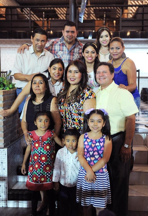 02052016 FELIZ CUMPLE.  Ana Ruiz Jasso en el festejo por sus 27 años de vida acompañada de sus papás, Adrián y Juana María Ruiz; su hijo, Alberto Escalera Ruiz; su hermana, Jessica Ruiz; sus primas, Diana y Karla, y demás familiares.