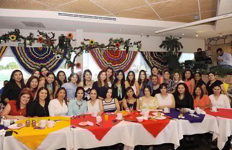 02052016 BABY SHOWER.  Paola Luna Reyes con sus compañeras de trabajo en la fiesta de canastilla que se le organizó con motivo del próximo nacimiento de su bebé.