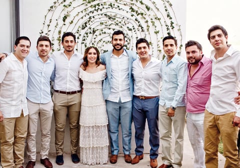 22052016 Los novios acompañados de sus amistades.