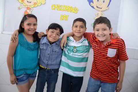 29052016 FELICES.  Karol, Andrea, Adrián y Juan.
