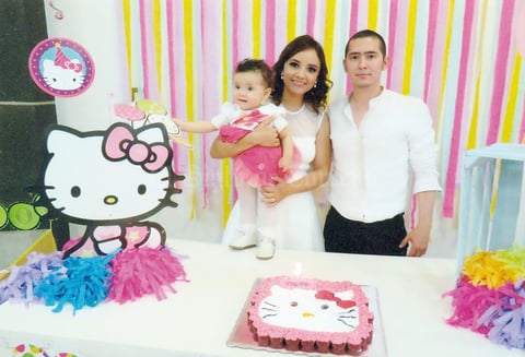 01052016 Ing. Rafael Guevara Mendoza con su esposa, María de los Ángeles Lozano García, y su hija, Allison.