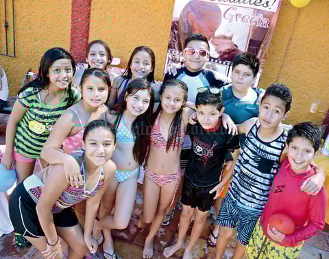 29052016 La festejada disfrutó al máximo su albercada en compañía de sus amigos.