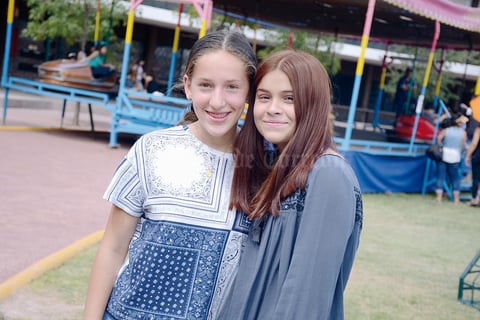 22052016 EN EVENTO ESCOLAR.  Alba y Anaisa.