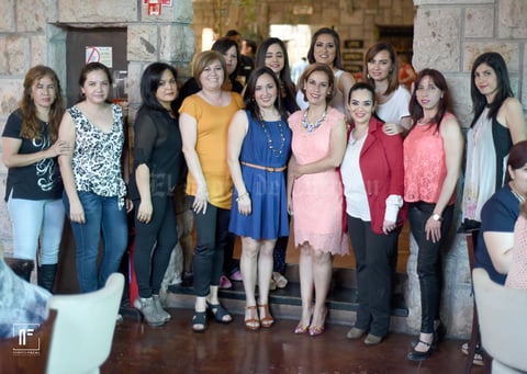 14052016 Muy contenta lució la futura novia en compañía de sus amistades y familiares.