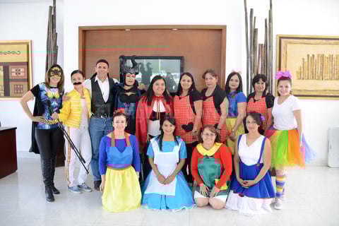 29052016 COMO SUS PERSONAJES FAVORITOS.  Personal del Instituto Británico de Torreón en pasado evento infantil.
