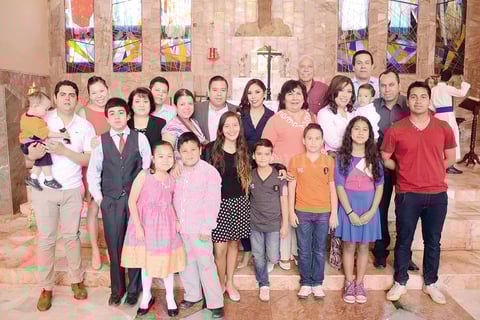 01052016 El festejado acompañado de familiares y amigos.