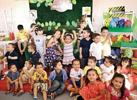 23052016 MUY CONTENTOS.  Invitados a la fiesta de Emilio y Santiago.