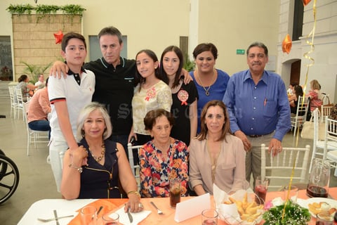 26052016 Enriqueta López y su familia.