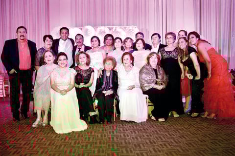 15052016 Amigos y familiares de los novios disfrutaron al máximo esta gran velada.