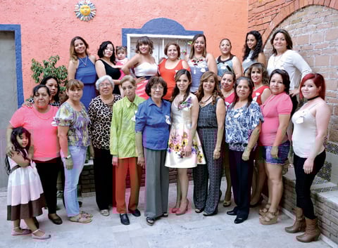 29052016 Familiares y amigas acompañaron a la novia.
