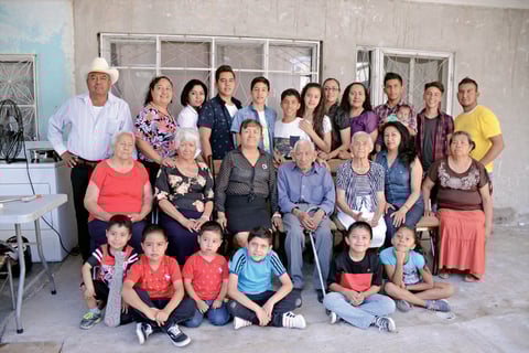 17052016 UN SIGLO DE VIDA.  Agustín Ramos H. con su esposa Micaela, hijos, nietos y bisnietos.