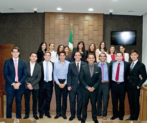 22052016 CONCLUYEN CON ÉXITO MATERIA DE LICENCIATURA