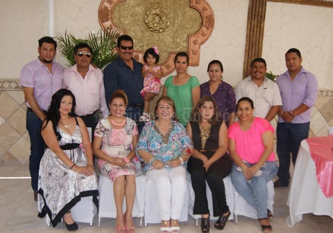 23052016 Personal de la Secundaria 'Bicentenario de la Independencia' de Gomez Palacio festejó los 40 años de servicio de la directora Juana Castro.