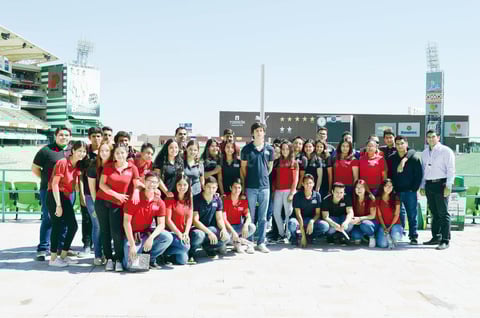29052016 INOLVIDABLE VISITA.  Alumnos de segundo semestre de prepa de la UVM en su visita al Territorio Santos Modelo, donde además de un recorrido guiado por sus instalaciones, recibieron una plática sobre la labor del Santos Laguna tanto en la parte deportiva como en el aspecto social.