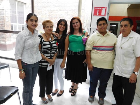 31052016 VELADA LITERARIA.  Irma Leyva y Francisco Pesqueira acompañados de su familia.