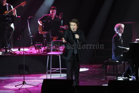 Ante un recinto abarrotado, Miguel Rafael Martos Sánchez (Su nombre real) inició su concierto a las 8:30 de la noche.