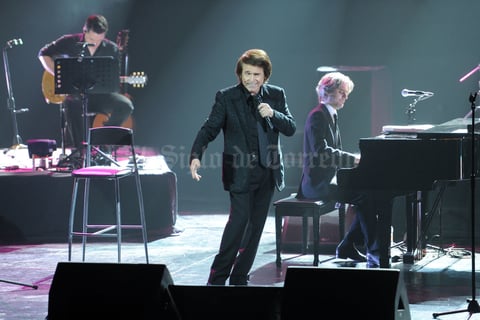 El cantante Raphael impactó con su potente voz y su peculiar manera de interpretar sus éxitos al público que asistió al Teatro Nazas, sitio que recibió su gira "Mi gran noche".