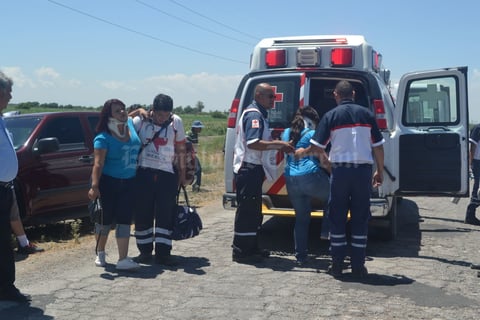 Rápidamente pidieron el apoyo de las ambulancias de la Cruz Roja, tanto de Madero como de Torreón, llegando al lugar alrededor de ocho unidades, quienes rescataron a los pasajeros del interior.