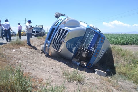 El percance se registró cuando José Eduardo de 22 años de edad, conductor de un camión modelo 2014 de la ruta Torreón-San Pedro, línea Flecha Blanca, transitaba por la vía mencionada, para incorporarse a la autopista, sin embargo metros antes de llegar al ejido Maravilla, accidentalmente cayó en un bache.