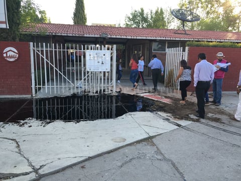 “Como a las 4:30 de la mañana llegaron dos camionetas en las que venían unos 10 sujetos encapuchados; rociaron de aceite quemado los acceso de la escuela, colocaron cadenas y hasta estiercol echaron”, informó personal de la Escuela Secundaria Técnica 73, en donde se instalaron las casillas de la Sección 298.