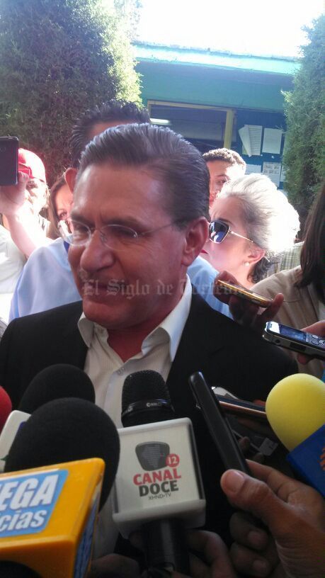 Minutos antes de las 10 de la mañana el candidato a la gubernatura del estado de Durango por el PAN-PRD, José Rosas Aispuro acudió a emitir su voto en la Escuela 17 de Julio, en la colonia Benigno Montoya, en la casilla 301.