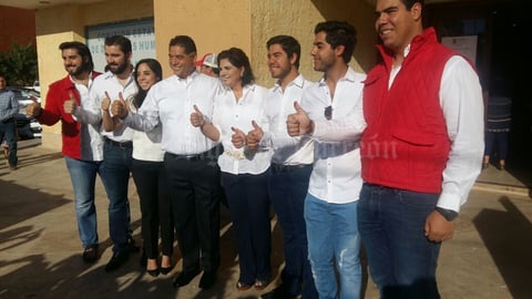 El gobernador del estado de Durango, Jorge Herrera Caldera, asistió a su casilla en la sección 0237 a emitir su voto acompañado de su familia.