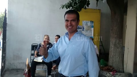 Augusto Ávalos, candidato por el Partido Acción Nacional al Distrito X de Durango acudió a emitir su voto en punto de las 10:30 horas en la casilla número 0536, ubicada en el edificio del DIF de Gómez Palacio.