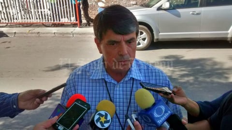 En la escuela primaria Francisco Sarabia de Lerdo, emitió su sufragio el candidato independiente, Ulises Adame de León, quien se dijo sorprendido de ver un incremento considerable en cuanto a participación ciudadana.