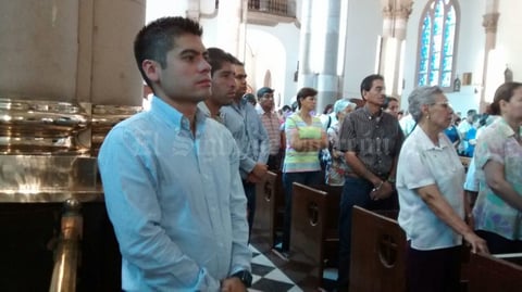 Previo a emitir su voto, el candidato a la presidencia municipal de Gómez Palacio por la coalición PAN-PRD, Francisco León Ezquerra, acudió a una misa en la Catedral de Nuestra Señora de Guadalupe.