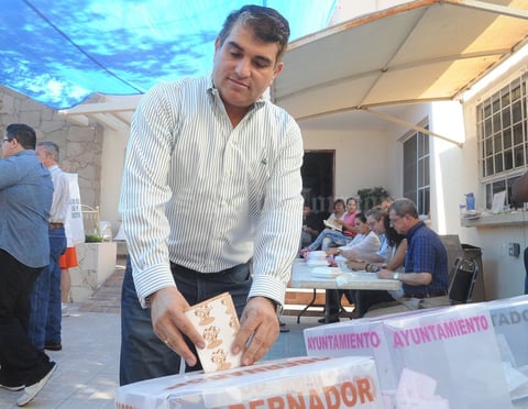 Acompañado de su familia, esta mañana el alcalde de Gómez Palacio, José Miguel Campillo acudió a la escuela de enfermería Benito Juárez de la colonia Las Rosas a emitir su voto.