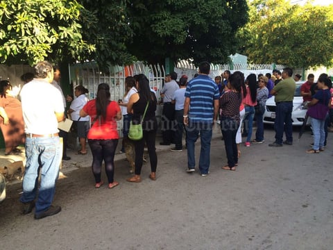 Con retrasos de hasta 40 minutos en la instalación de algunas casillas de Gómez Palacio inició la jornada electoral para elegir a gobernador, presidentes municipales y diputados locales en Durango.