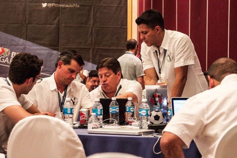 Miguel Herrera prepara las acciones de Xolos de Tijuana junto a su equipo.